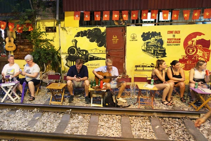 Ne manquez pas l'occasion de déguster un café dans la rue du train à Hanoi.