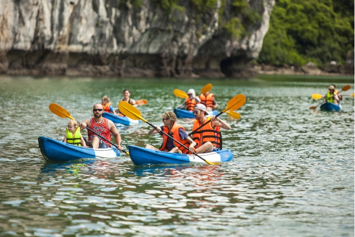 Faire du kayak dans la baie d'Halong pendant les vacances.