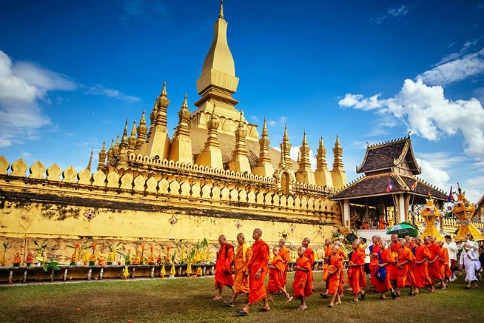 Admirez le majestueux That Luang dans votre voyage Indochine 30 jours