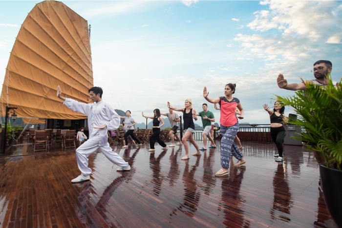 Cours de Taichi à bord au matin