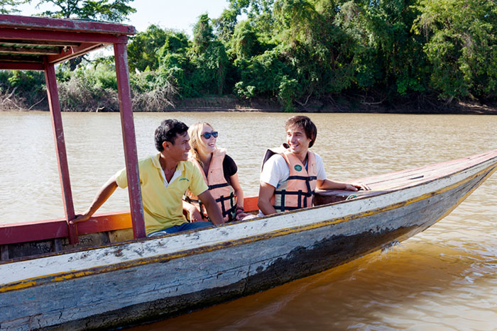 Faire une excursion en bateau pour admirer le coucher de soleil sur les îles Si Phan Don