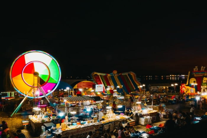 O&ugrave; visiter au centre Laos en famille ? Les quais du M&eacute;kong et le march&eacute; de nuit