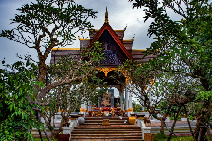 Arbre Sacré Manikhoth, exposé dans le musée près de Khone Phapheng