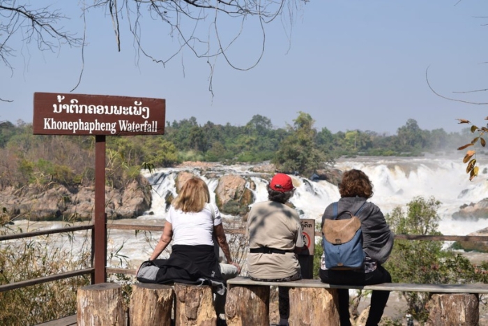 Les touristes visitent les chutes de Khone Phapheng