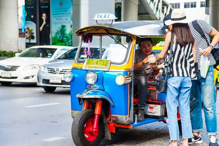 Tuk-tuk, moyen de transport connu à Champassak Laos