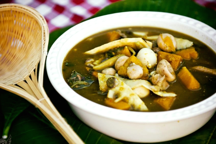 Gaeng Nor Mai (Curry au poulet ou au porc à la mangue avec sauce à la crème de coco)