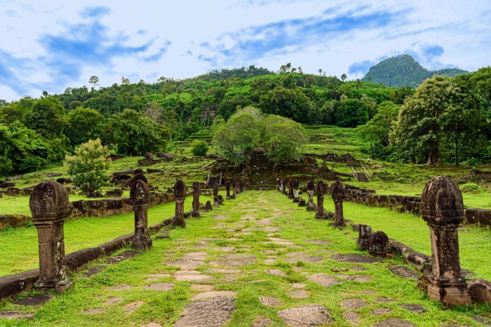 Allée pavée mène aux temples principaux