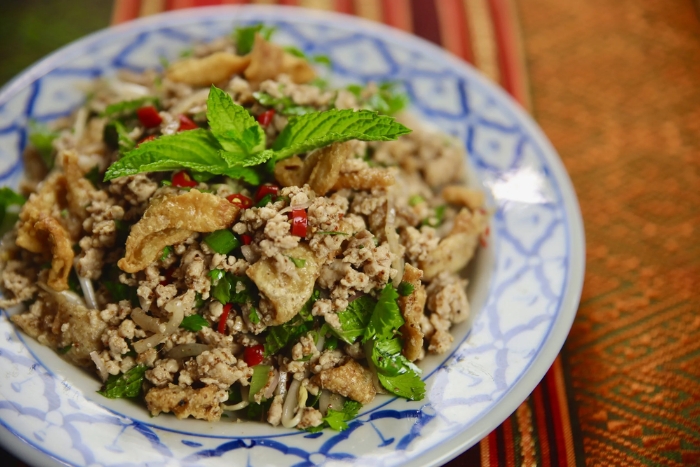 Larb - La célèbre salade de viande épicée et acidulée du Laos