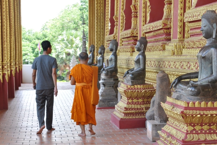 Dans les temples au Laos, habillez-vous modestement, restez silencieux, enlevez vos chaussures et demandez avant de prendre des photos