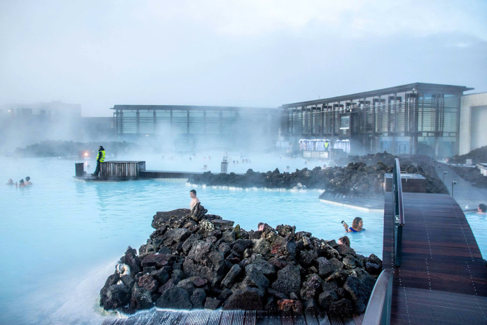 Détendez-vous au Blue Lagoon, un arrêt essentiel de votre itinéraire Laos 10 jours.