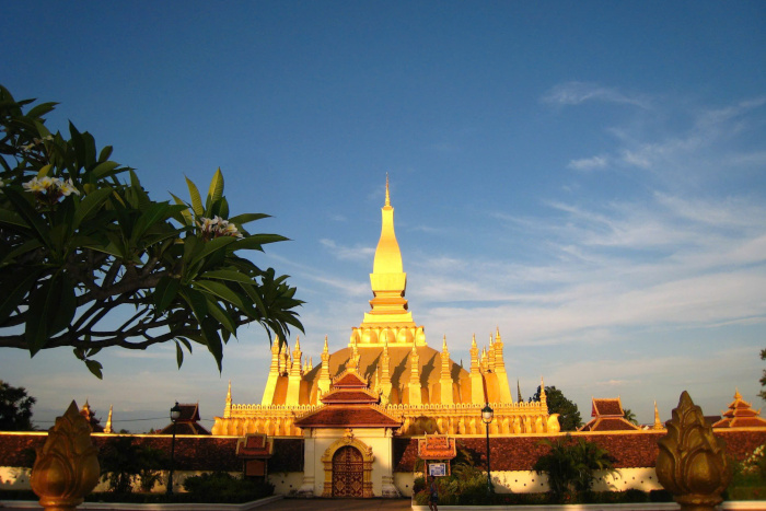 Visitez le stupa de That Luang, symbole national, pendant votre itinéraire Laos 10 jours.