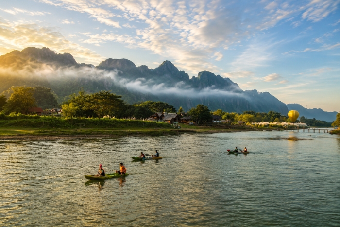 Glisser sur la Nam Song entre montagnes et falaises