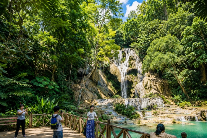 Un d&eacute;cor naturel spectaculaire aux chutes de Kuang Si