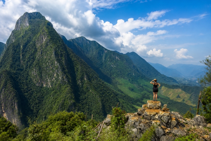 Que faire au Laos en 15 jours ? Contempler les falaises calcaires &agrave; perte de vue &agrave; Nong Khiaw