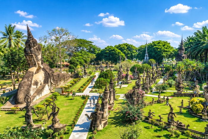Fl&acirc;ner parmi les sculptures du Parc des Bouddhas &agrave; Vientiane