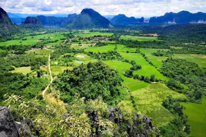 Ne manquez pas à admirer la vue panoramique sur la nature de Vang Vieng du sommet de Pha Ngeun