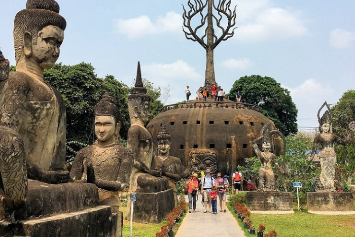 Visiter le parc de Bouddha - une expérience inoubliable lors du voyage Laos Cambodge 12 jours