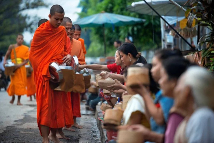 Que faire à Luang Prabang? Explorer la cérémonie traditionnelle du Tak Bat, une pratique spirituelle emblématique du Laos