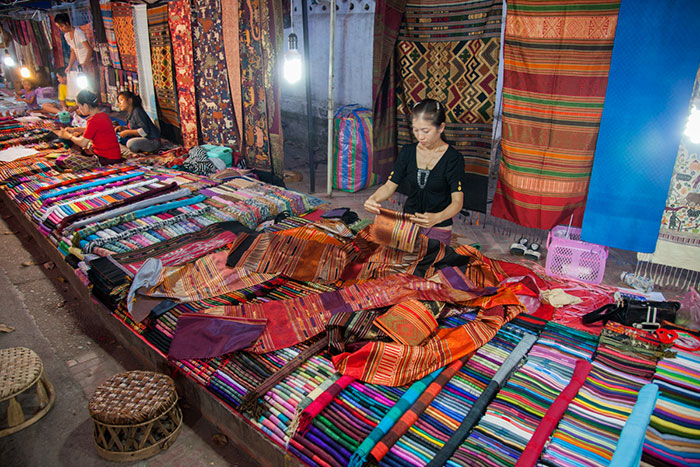 Faire des achats au march&eacute; de nuit de Luang Prabang