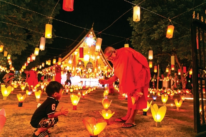 La fête des bateaux illuminés de Luang Prabang