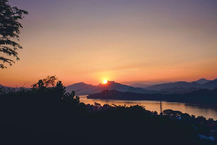 Coucher de soleil au mont Phousi : panorama sur Luang Prabang