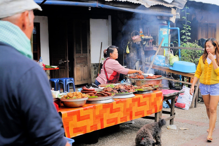 Savourer la street food locale à Luang Prabang