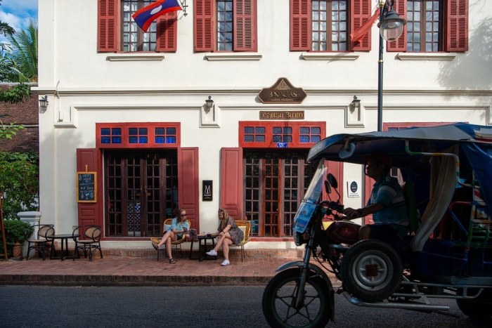 Profiter des cafés et bars chaleureux pour observer la pluie