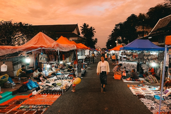 Flâner au marché de nuit
