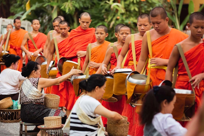 Cérémonie du Tak Bat lors d’un voyage entre filles à Luang Prabang