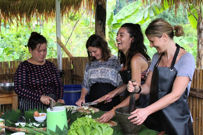 Cours de cuisine Lao partagé entre amies souriantes