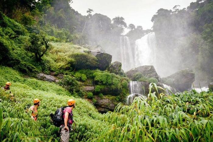 Tad Fane avec ses deux chutes vertigineuses plongeant dans la jungle