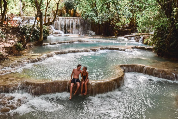 Admirez les magnifiques chutes de Kuang Si au Laos, un lieu incontournable même pendant la pluie Laos