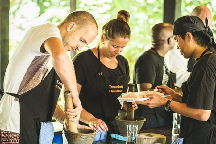 Maîtrisez la cuisine lao tout en restant au sec avec un cours de cuisine pratique pendant la saison des pluies au Laos