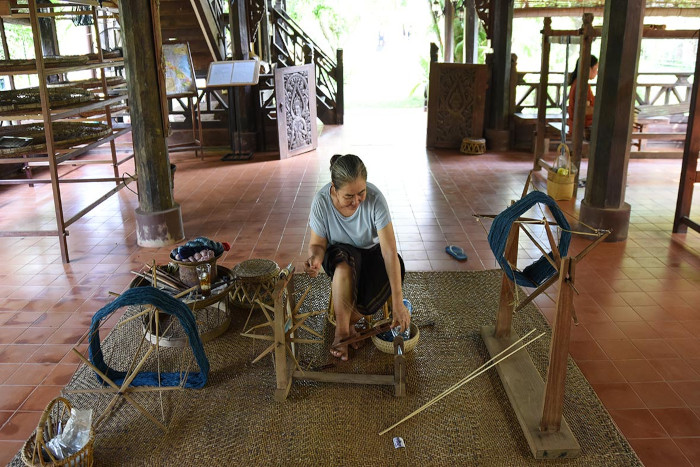 Apprenez le tie-dye et le tissage de soie pendant la saison des pluies au Laos, une activité fascinante à l'intérieur