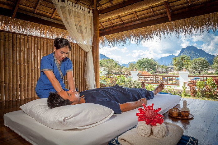 Détendez-vous avec un soin apaisant au Riverside Sala Spa pendant la pluie Laos