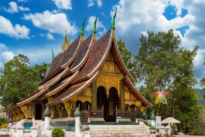 Découvrez la beauté du temple emblématique de Luang Prabang sous la pluie Laos