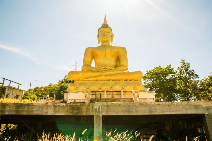 Bouddha doré de 30 mètres veille sur la ville