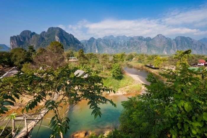 Les montagnes de Vang Vieng dessinent un d&eacute;cor &agrave; couper le souffle