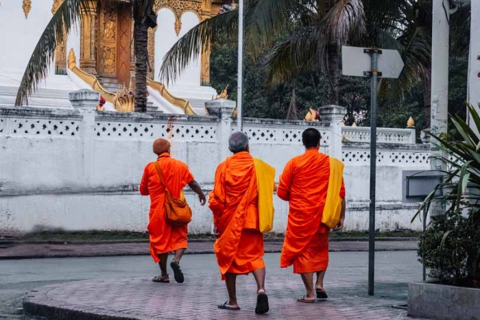 Respecter les coutumes locales dans un temple au Laos
