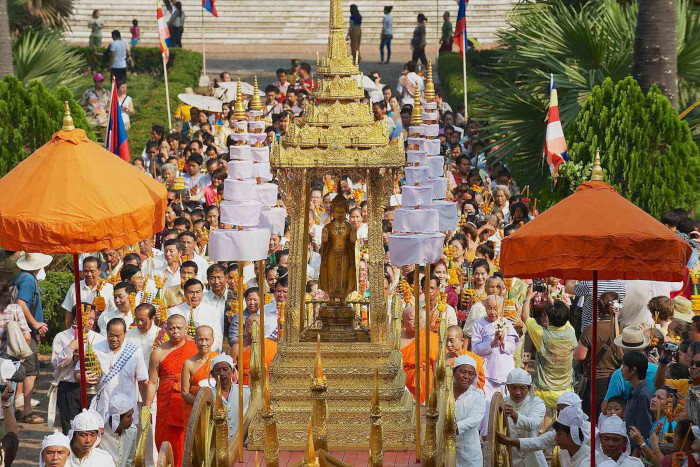 Le festival Pi Mai à Luang Prabang célèbre le Nouvel An lao avec des festivités colorées et traditionnelles