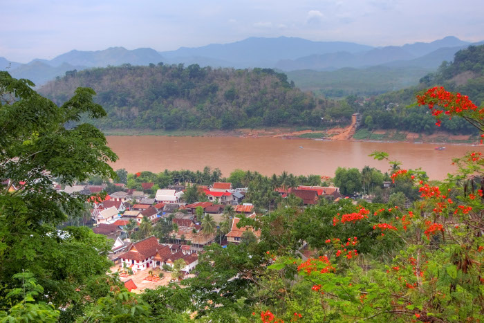 La saison des pluies à Luang Prabang apporte une végétation luxuriante et une atmosphère calme