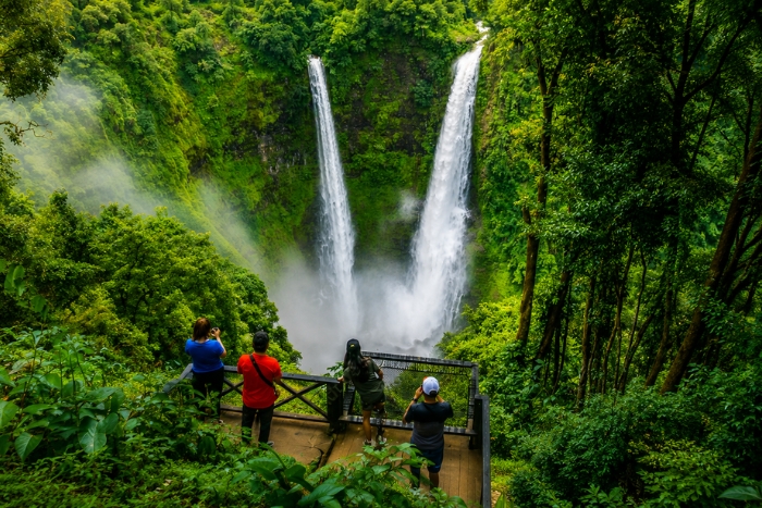 Explorer la beaut&eacute; sauvage des cascades de Tad Fane au Laos
