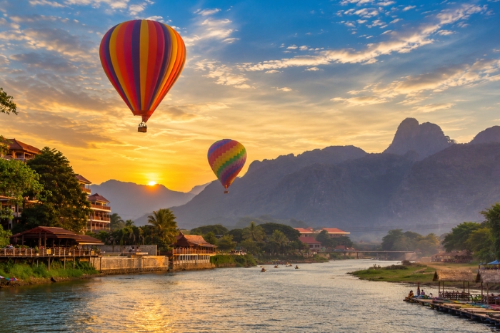 Que faire au Laos en 2 semaines ? Admirer Vang Vieng en montgolfi&egrave;re au lever du jour