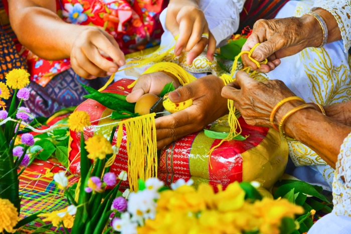 Que faire au Laos en avril ? Nouer un fil, partager un vœu lors du Baci au Laos
