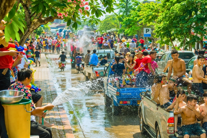 Plongez dans les jeux d’eau du Boun Pi Mai au Laos