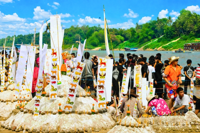 Tradition des stupas de sable au bord du Mékong - Une immersion douce dans les traditions du Laos