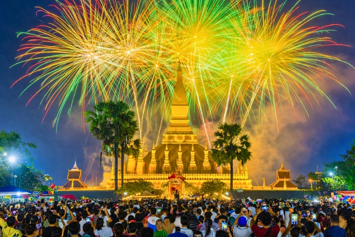 Pha That Luang illuminé sous les feux d’artifice des fêtes au Laos en avril