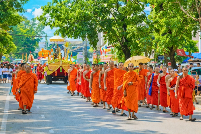 L&rsquo;ambiance spirituelle lors de la procession du Bouddha au Laos