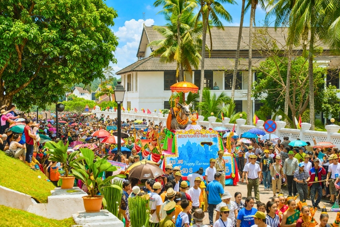Vivre la procession du Bouddha pendant les fêtes au Laos en avril