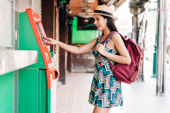 Choisissez la bonne carte et le bon ATM pour réduire les frais de service lors du retrait d'argent